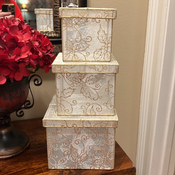 Set of 3 Vintage Christmas Nesting Boxes, Gold Filigree - Picture 6 of 17